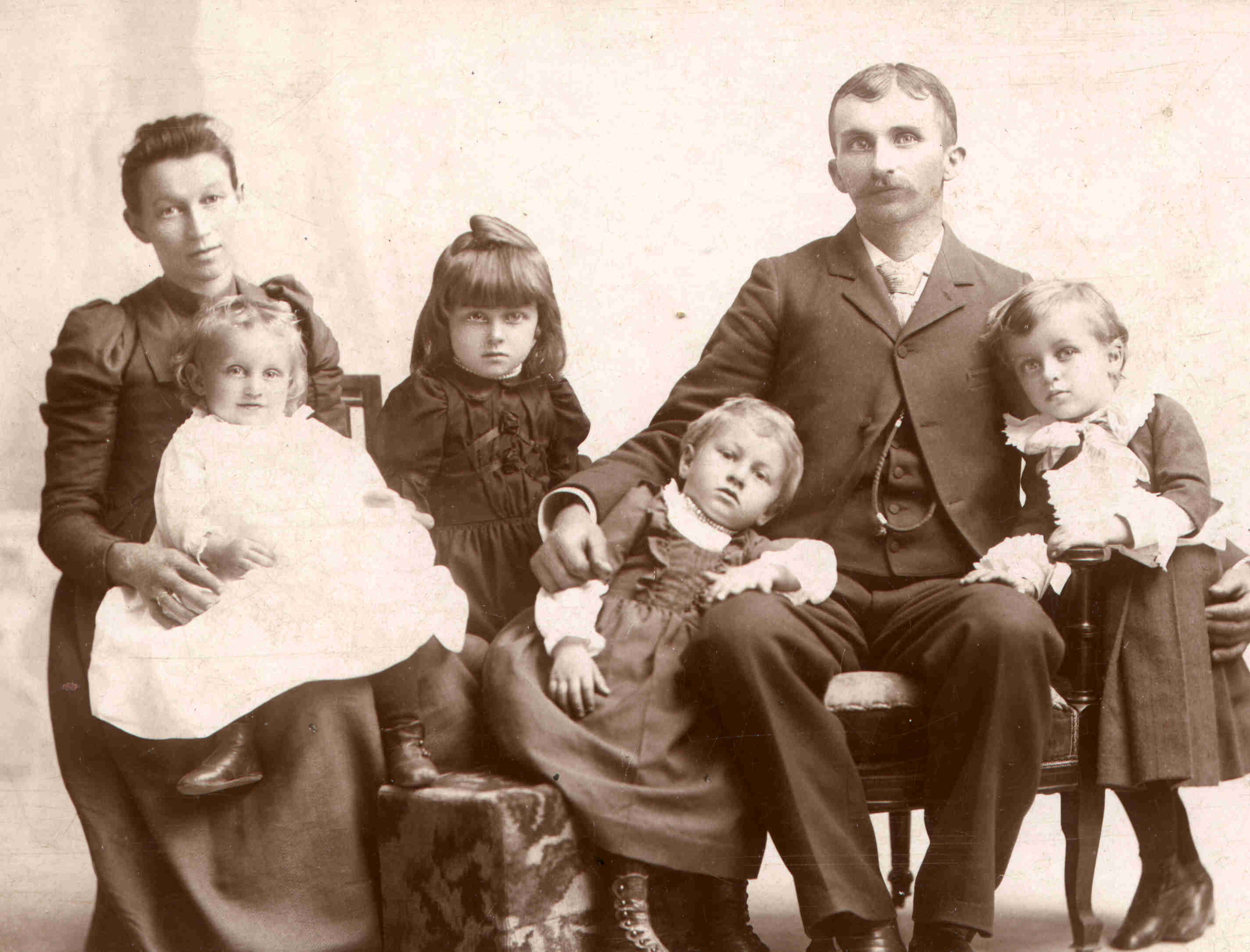 ohn Wagner and his wife Anna. Otto is standing on his father's left.  Amanda is standing between her parents, Margaret (Sister Vibiana) is in the middle and Irene is on her mother's lap.